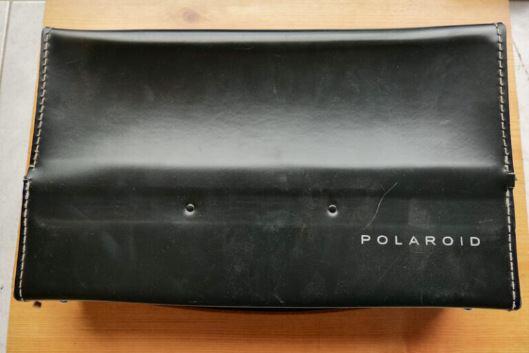 Vue générale sur la valise marquée Polaroid