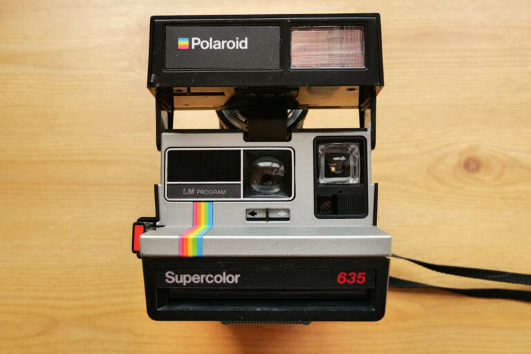 Le Polaroid Supercolor 635 vu de face