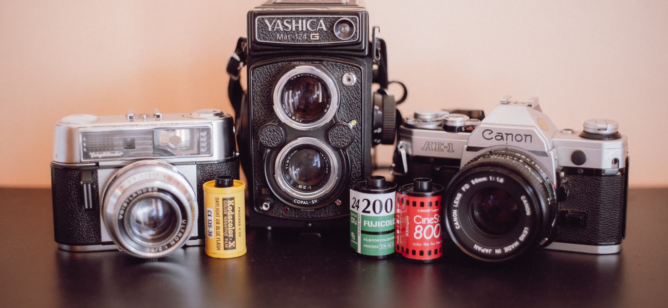 3 appareils photo argentique de marque Voïgtlander, Yashica et Canon accompagnés de 3 pellicules photo (Kodacolor, Cinestill, Fujicolor)