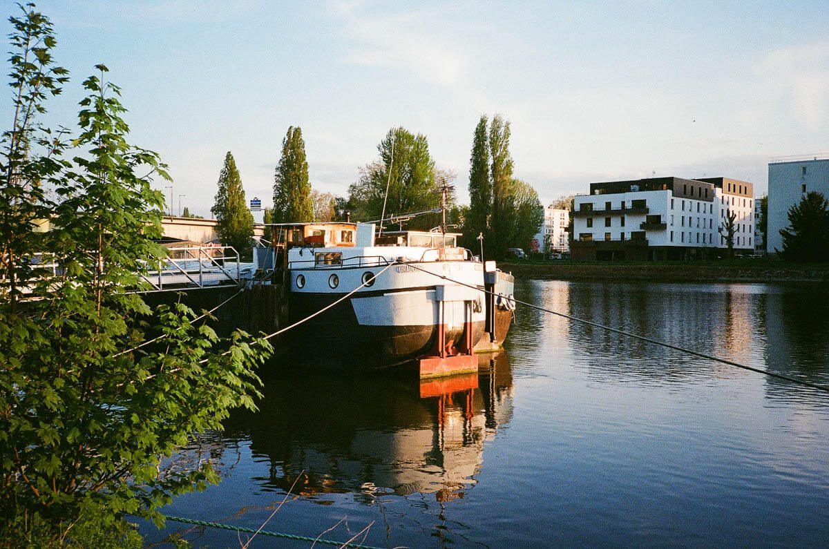L'arrière d'une péniche rouennaise
