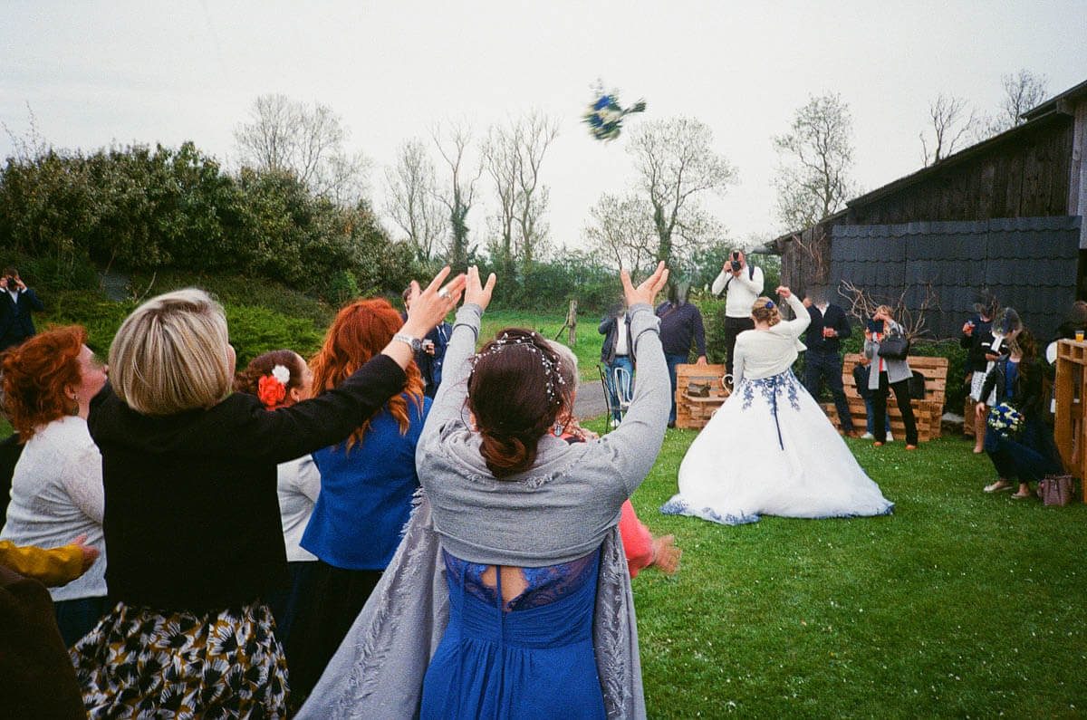Lancer de bouquet pluvieux